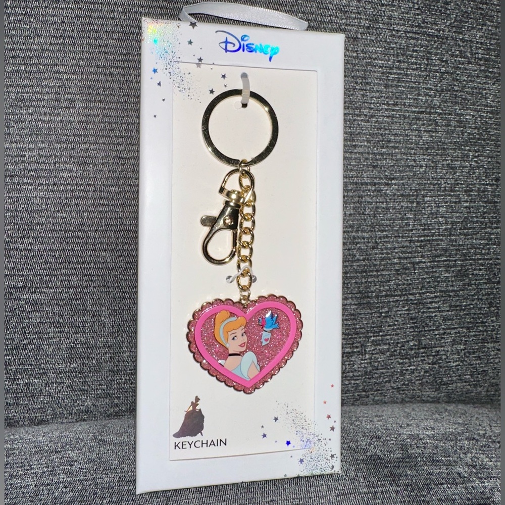 ✨🆕 Disney Princess Cinderella Keychain - Picture 1 of 3